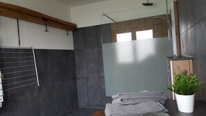 Douche, articles de toilette (gratuits), séchoir à cheveux