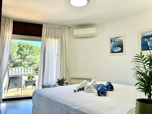 4 bedrooms, in-room safe, iron/ironing board, free WiFi