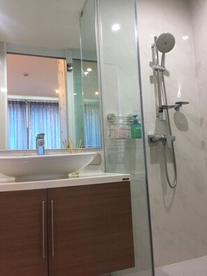 Deluxe Apartment, 2 Bedrooms | Bathroom | Shower, free toiletries, hair dryer, towels - My Resort Hua-Hin by Pueng (Hua Hin)