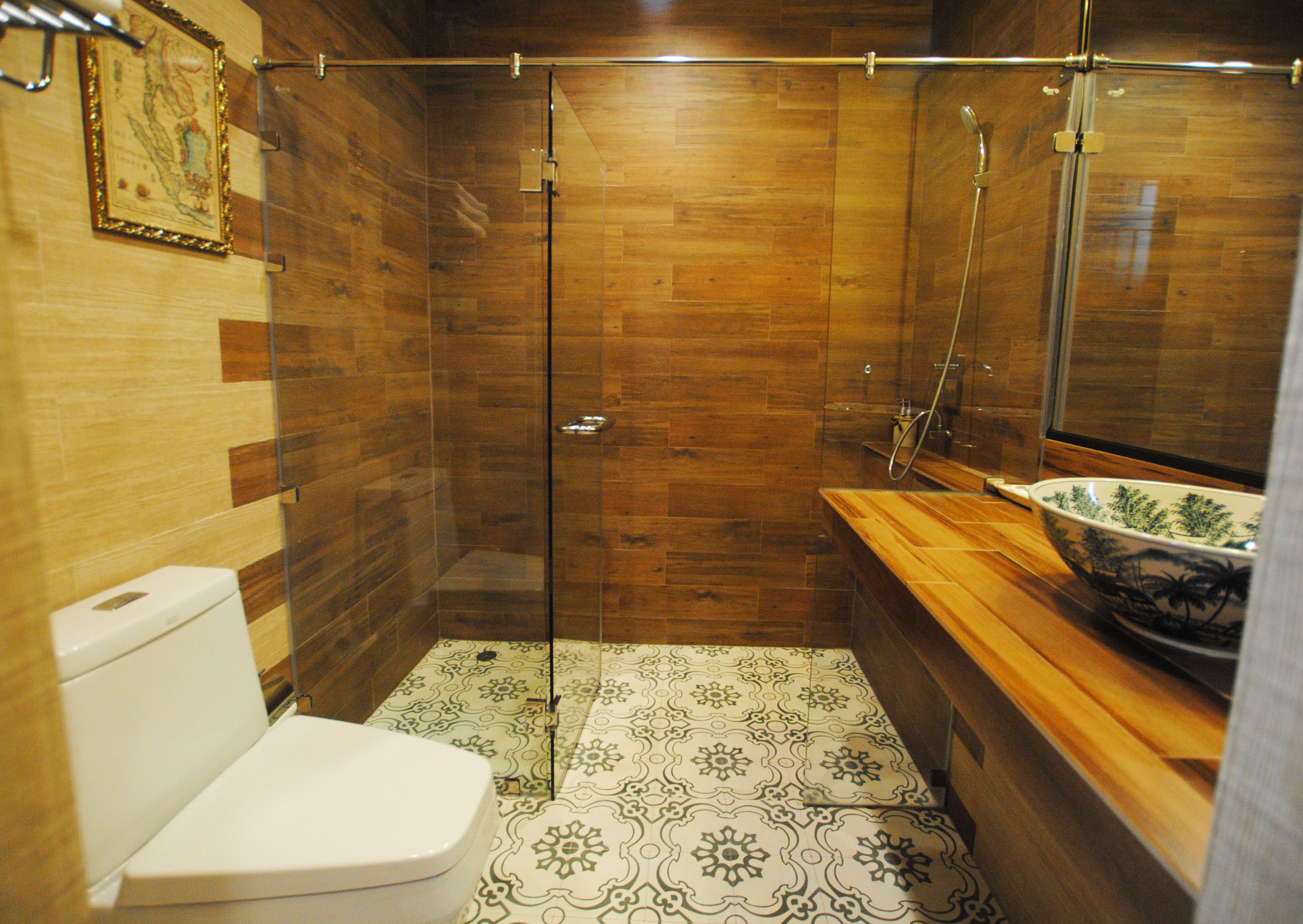 deluxe twin room | bathroom | shower, free toiletries, hair dryer, slippers