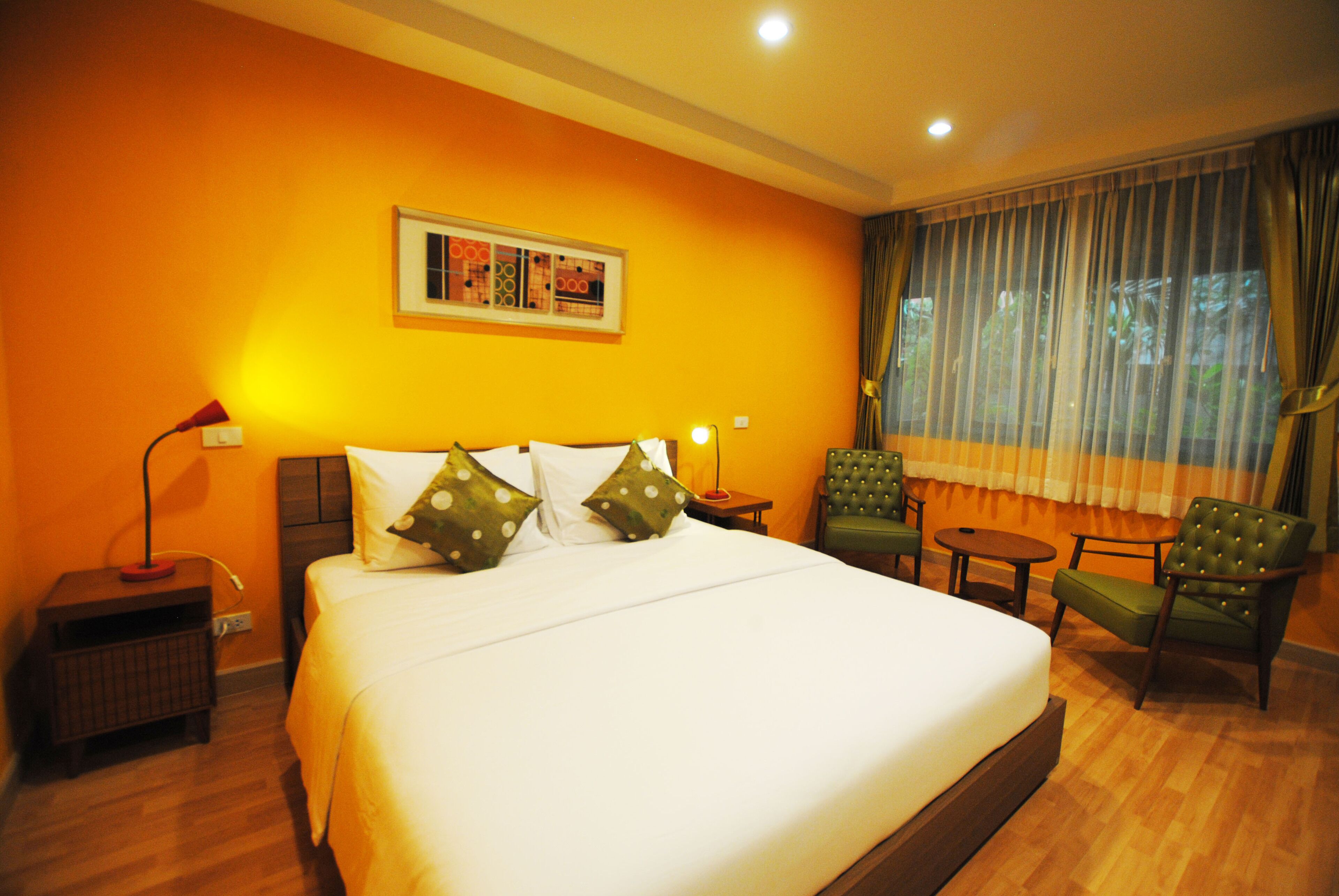 deluxe double room | minibar, in-room safe, individually decorated, desk