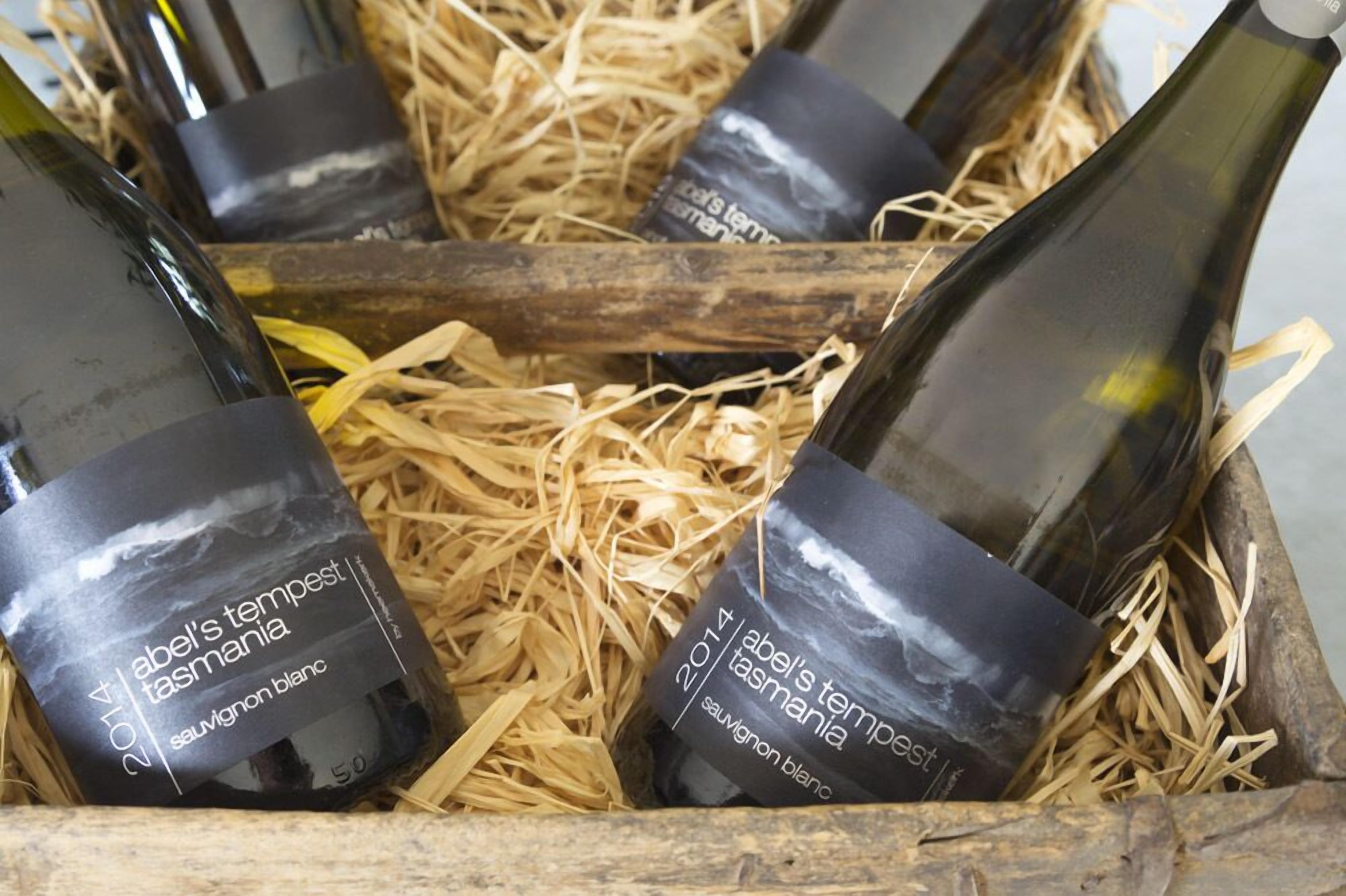 En trälåda fylld med vinflaskor, där varje flaska har etiketten ”Abel’s Tempest Tasmania Sauvignon Blanc”.