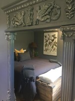 Ropa de cama de alta calidad, minibar, escritorio