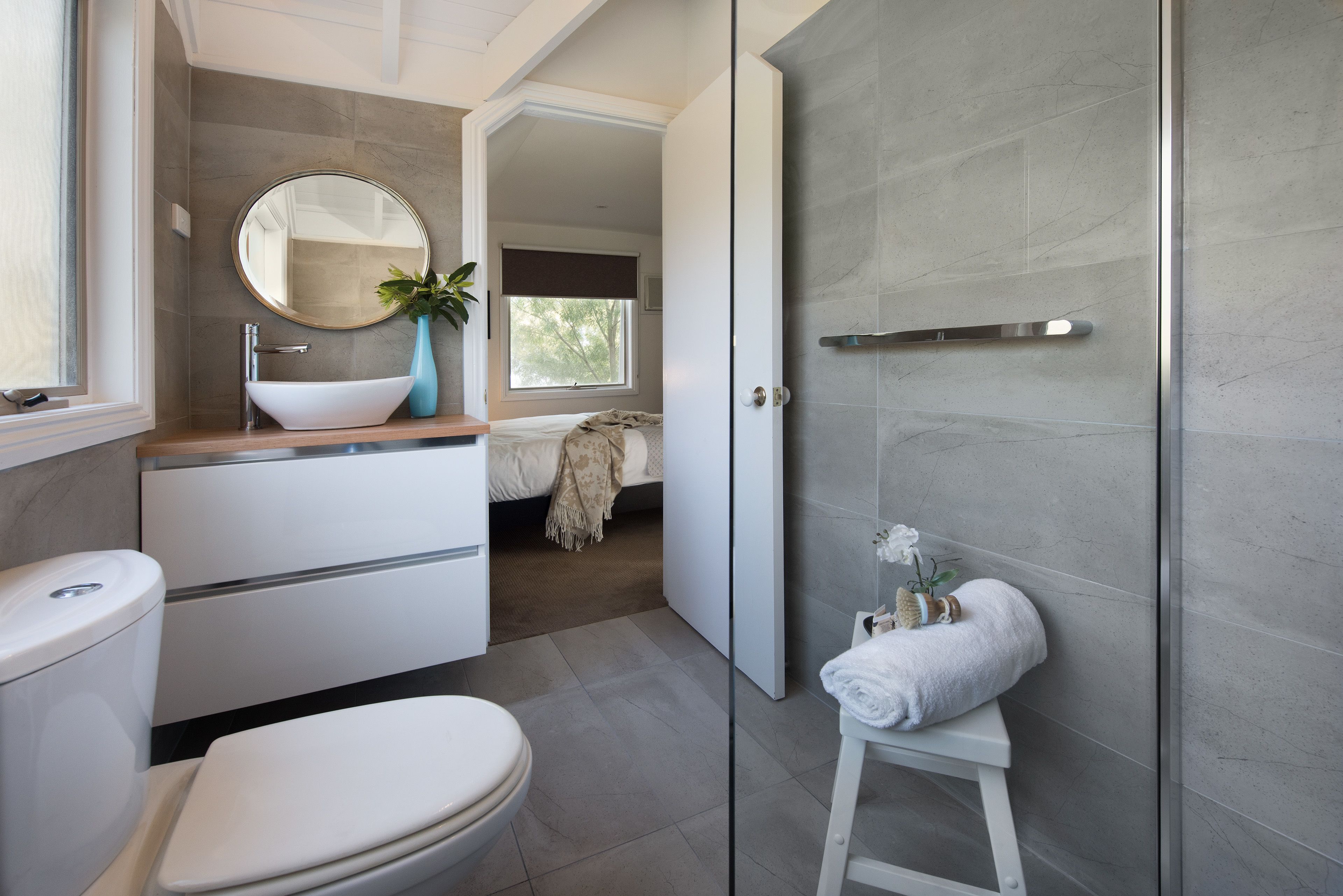 シャワー、バスアメニティ (無料)、ヘアドライヤー、タオル