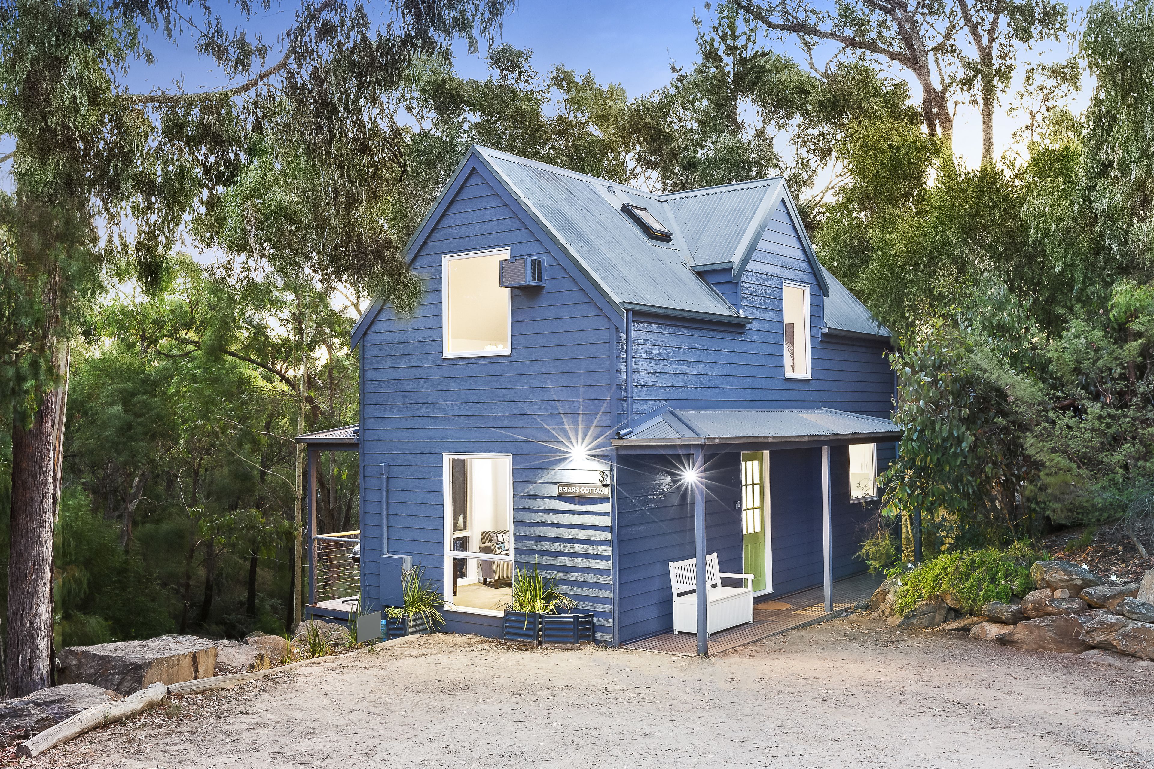 Overnatningsstedets facade – aften/nat