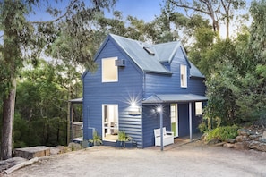 Façade de lâhĂ©bergement â soirĂ©e/nuit