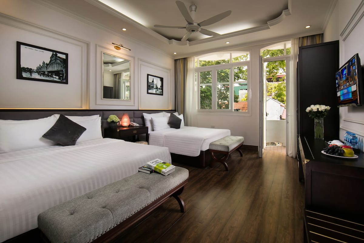 Family Triple Room, 2 Katil Kelamin (Double), Balcony, City View | 1 bilik tidur, peralatan tempat tidur premium, bar mini