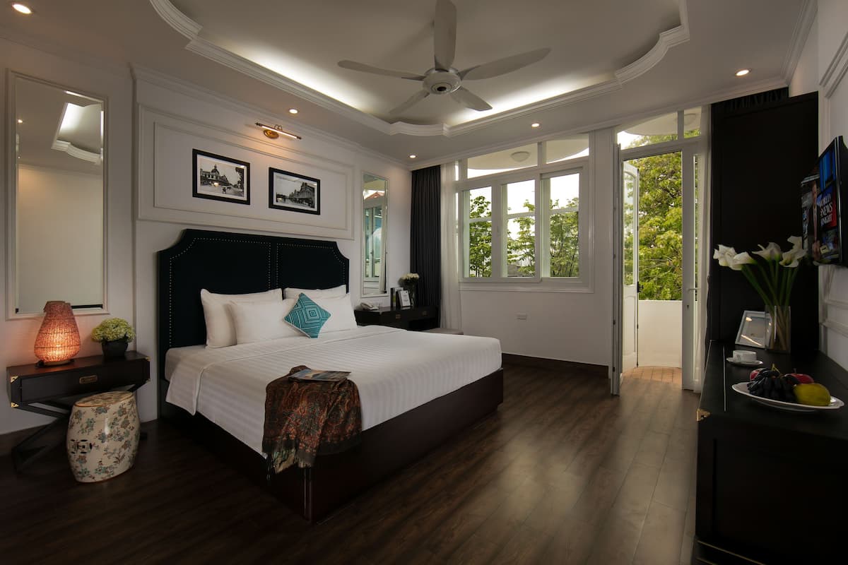 Junior Double Room, 1 Katil Raja (King), Balcony, City View | 1 bilik tidur, peralatan tempat tidur premium, bar mini