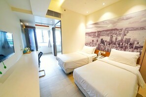 Ropa de cama de alta calidad y caja de seguridad en la habitación 