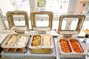 Desayuno de autoservicio diario (HKD 25 por persona)