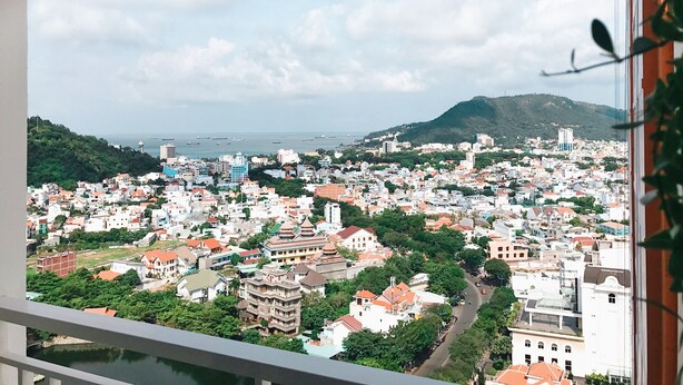 Un paysage urbain avec vue sur la mer et les collines.