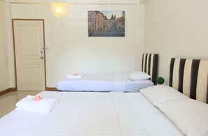 Suite | Desk, laptop workspace, free WiFi, bed sheets