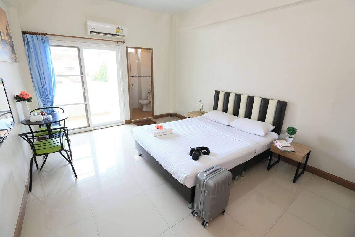 Deluxe Room | Desk, laptop workspace, free WiFi, bed sheets