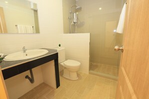 Shower, free toiletries, towels, soap - SK Resort (Bangkok)