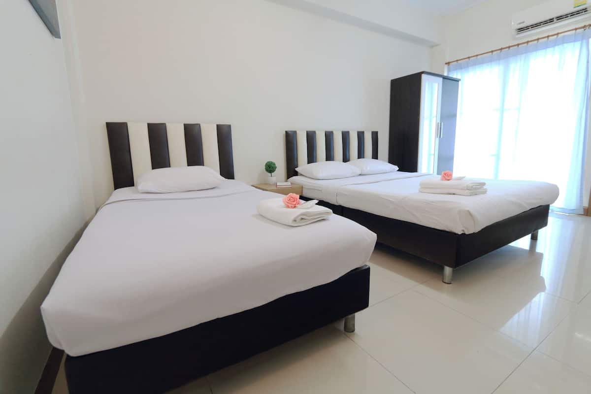 Suite | Desk, laptop workspace, WiFi (free), bed sheets