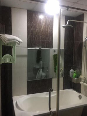 Gratis toiletartikler, hårtørrer, hjemmesko, håndklæder