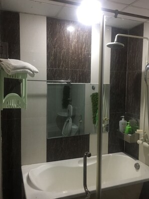 Amenidades de baño gratuitas, secadora de cabello, pantuflas, toallas 