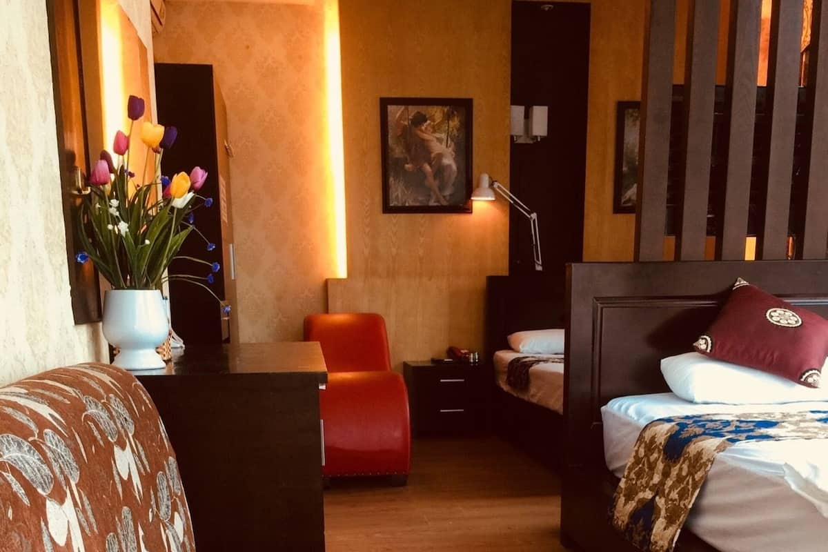 Family Room | Minibar, desk