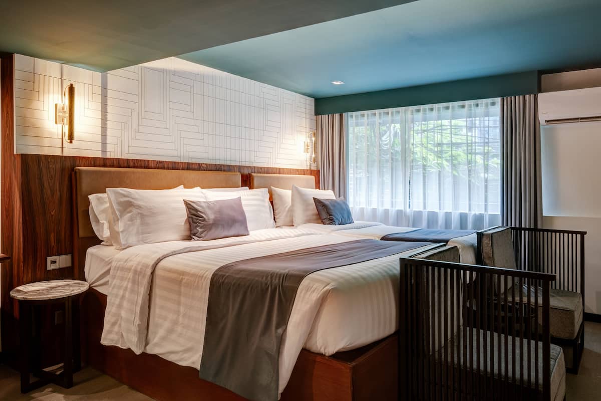 Habitación triple Premier | Minibar, caja fuerte, escritorio y cortinas opacas