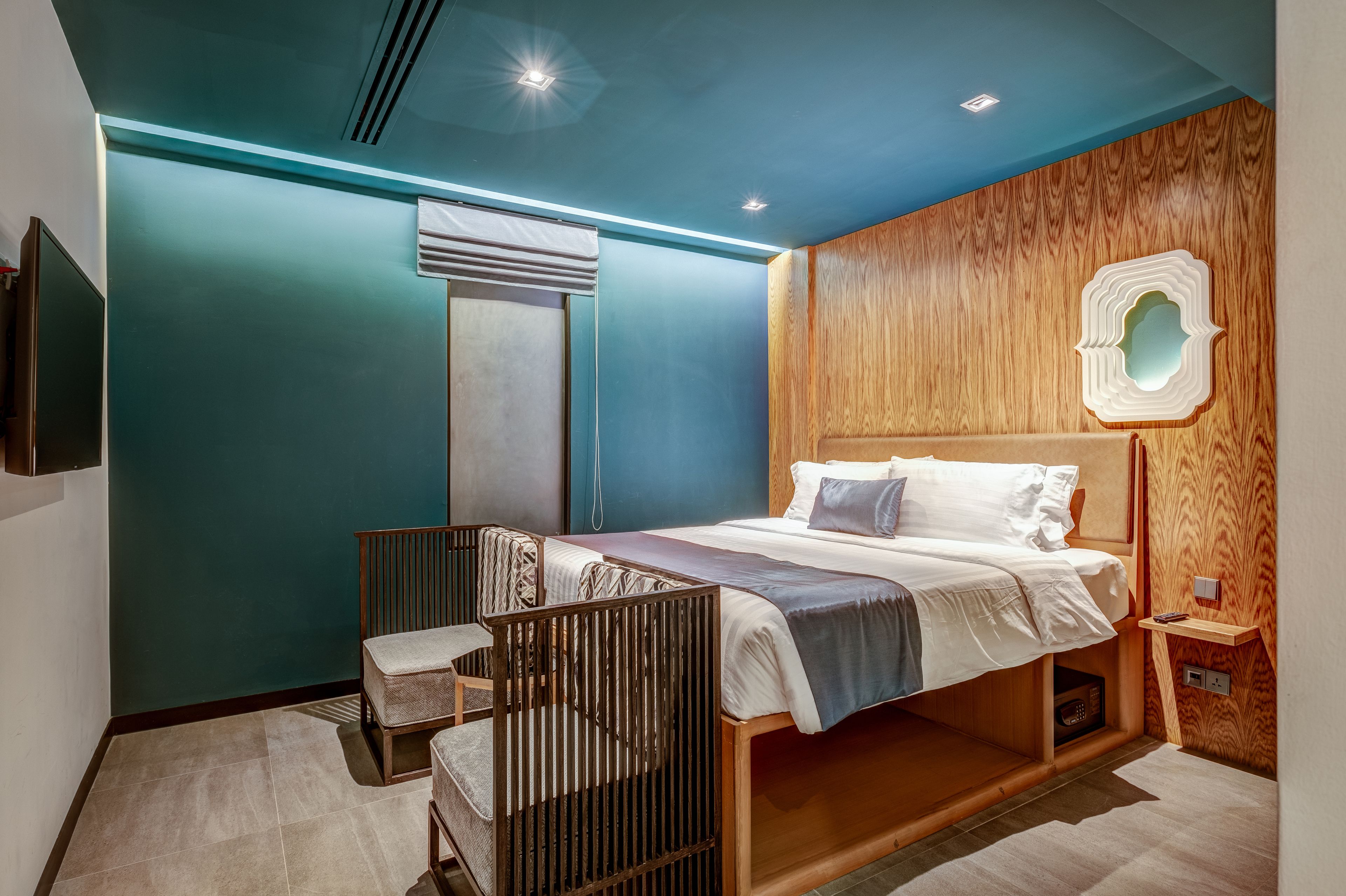 deluxe king room - no window | minibar, in-room safe, desk, blackout curtains