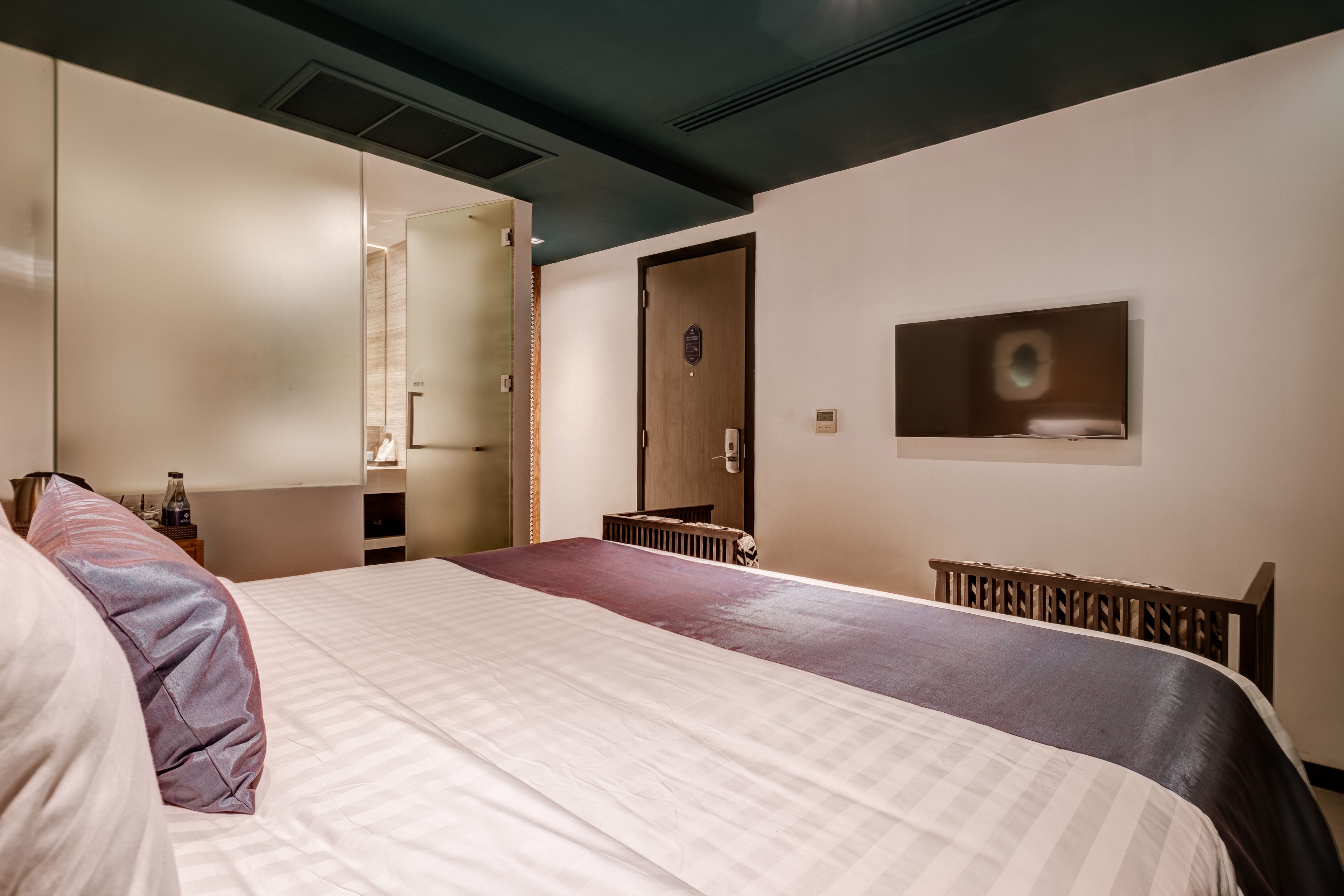 deluxe king room - no window | minibar, in-room safe, desk, blackout curtains