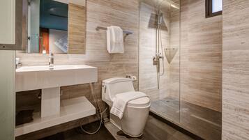 Standard Queen Room | Badkamer | Een douche, gratis toiletartikelen, een haardroger, pantoffels