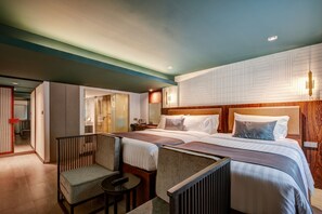 Habitació triple Premier | Minibar, caixa forta a l'habitació, escriptori i cortines opaques 