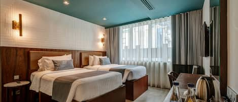 Deluxe Twin Room | Minibar, in-room safe, desk, blackout curtains