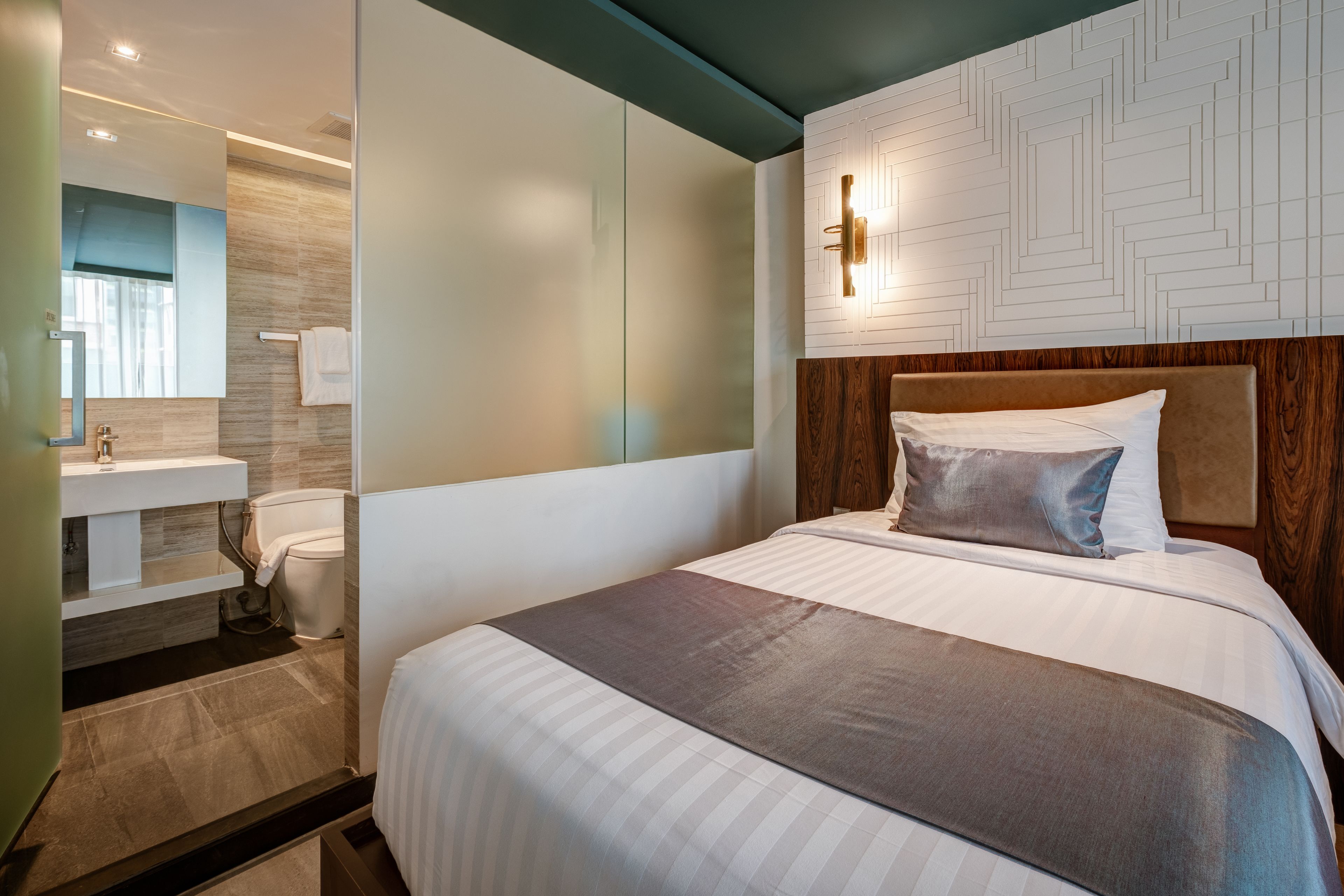 deluxe twin room | minibar, in-room safe, desk, blackout curtains