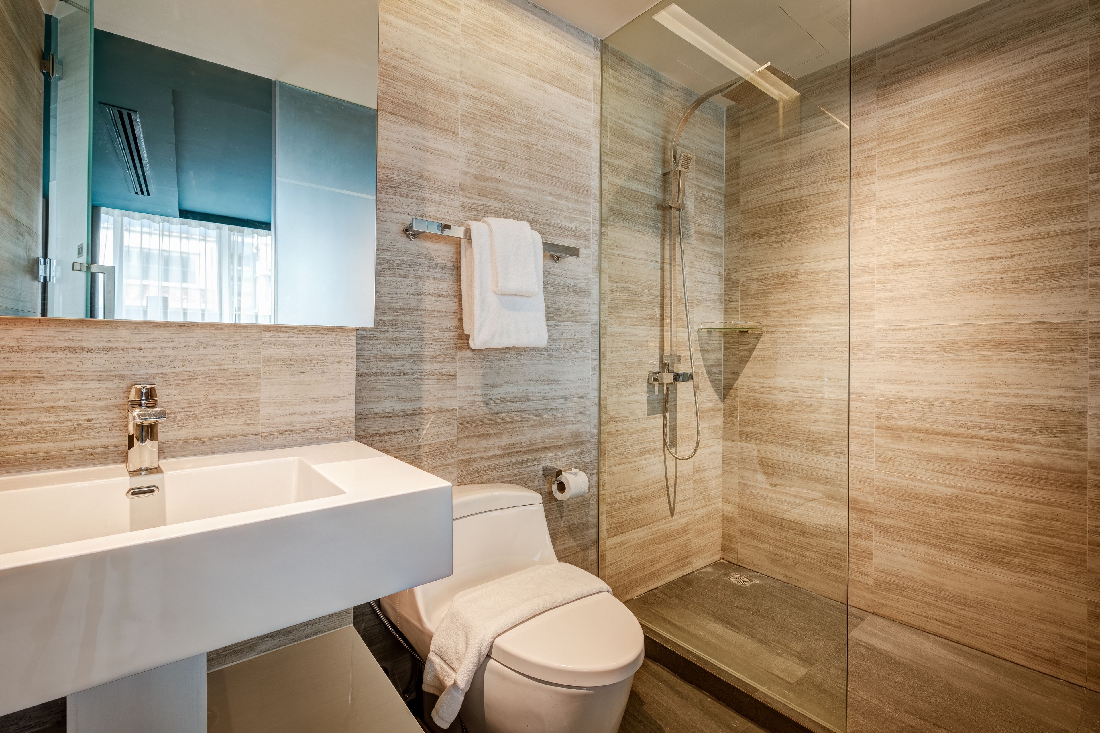 deluxe twin room | bathroom | shower, free toiletries, hair dryer, slippers