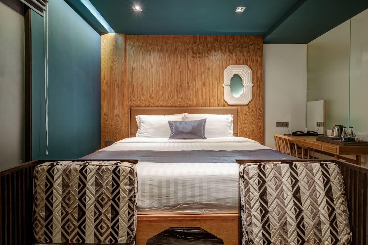 Deluxe King Room - No Window | Minibar, caja fuerte, escritorio y cortinas opacas