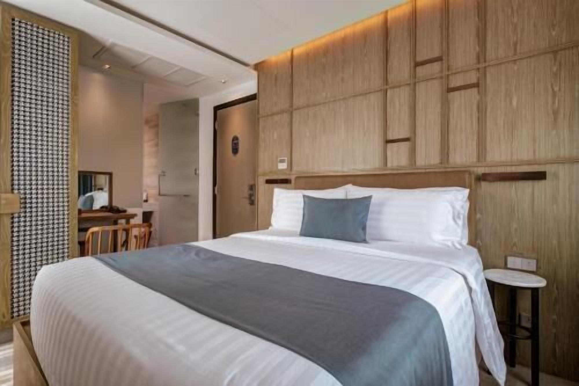 Minibar, safe på rommet, skrivebord og blendingsgardiner