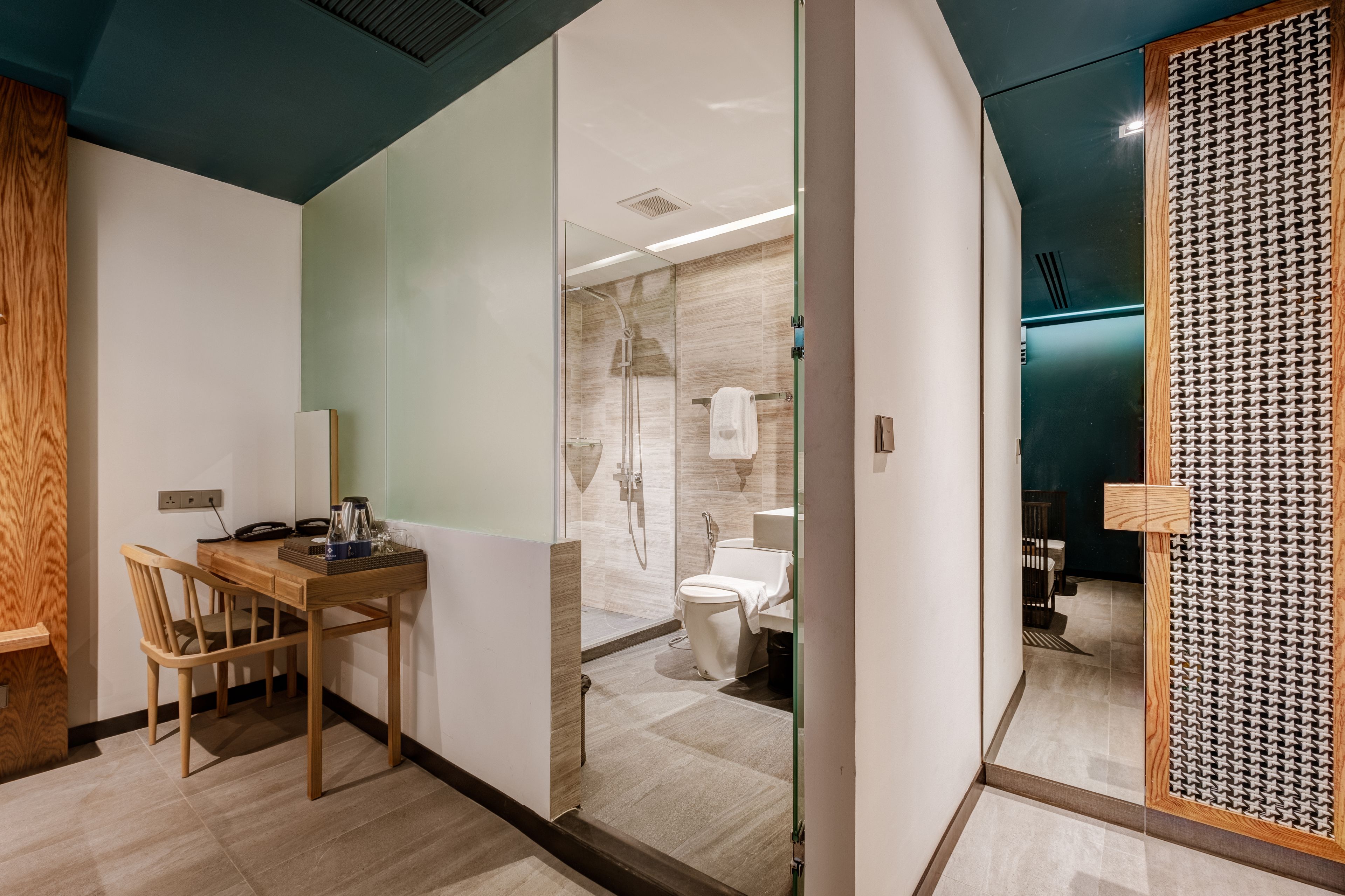 deluxe king room - no window | room amenity