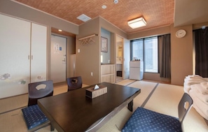 Free WiFi, bed sheets - Kakigara Hotel (Tokyo)