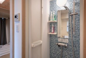 Doccia, set di cortesia gratuito, asciugacapelli, pantofole