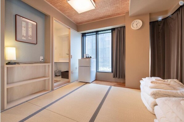 Free WiFi, bed sheets - Kakigara Hotel (Tokyo)