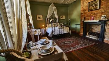 The Albert Room | Premium bedding, individually decorated, iron/ironing board, free WiFi