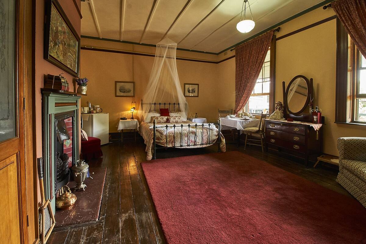The Victoria Room | Premium bedding, individually decorated, iron/ironing board, free WiFi
