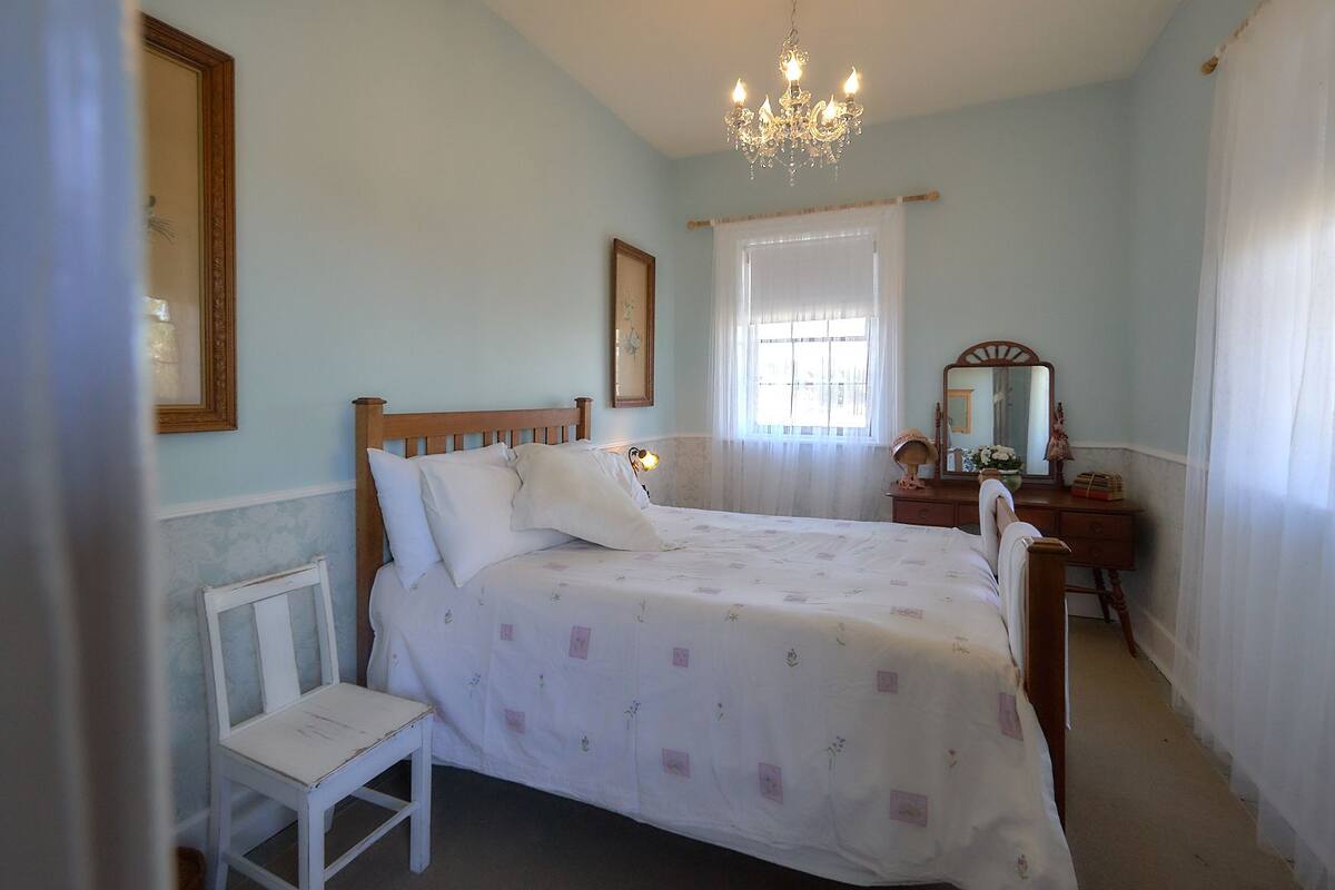 The Streamstress's Room | Premium bedding, individually decorated, iron/ironing board, free WiFi