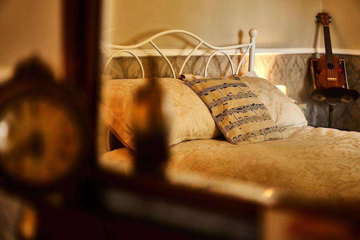 The Musican's Room | Premium bedding, individually decorated, iron/ironing board, free WiFi