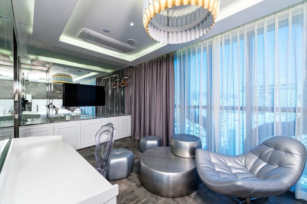 Habitación Deluxe (Designers Type) | Zona de estar | Una televisión de pantalla plana