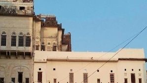 Un edificio con un cartel que dice 'MAHANSAR FORT HERITAGE HOTEL'.