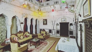 Una habitación de diseño tradicional, con un conjunto de sofás, una mesita y una alfombra estampada.