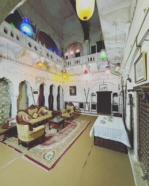 Flat-screen TV - Mahansar Fort Heritage Homestay (Malasisar)