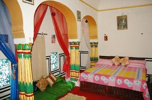 Rollaway beds, free wired Internet - Mahansar Fort Heritage Homestay (Malasisar)