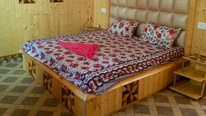 1 غرفة نوم وأغطية فراش متميزة وخزنة داخل الغرفة ومكتب