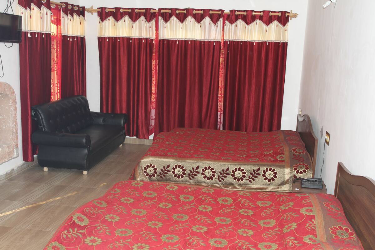 Family Twin Room, 6 Bedrooms, Hill View | 1 bilik tidur, peralatan tempat tidur premium, peti besi dalam bilik 