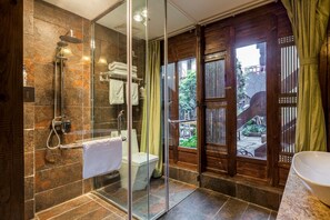 Phòng Suite | Phòng tắm | Đồ dùng nhà tắm miễn phí, máy sấy tóc, áo choàng tắm