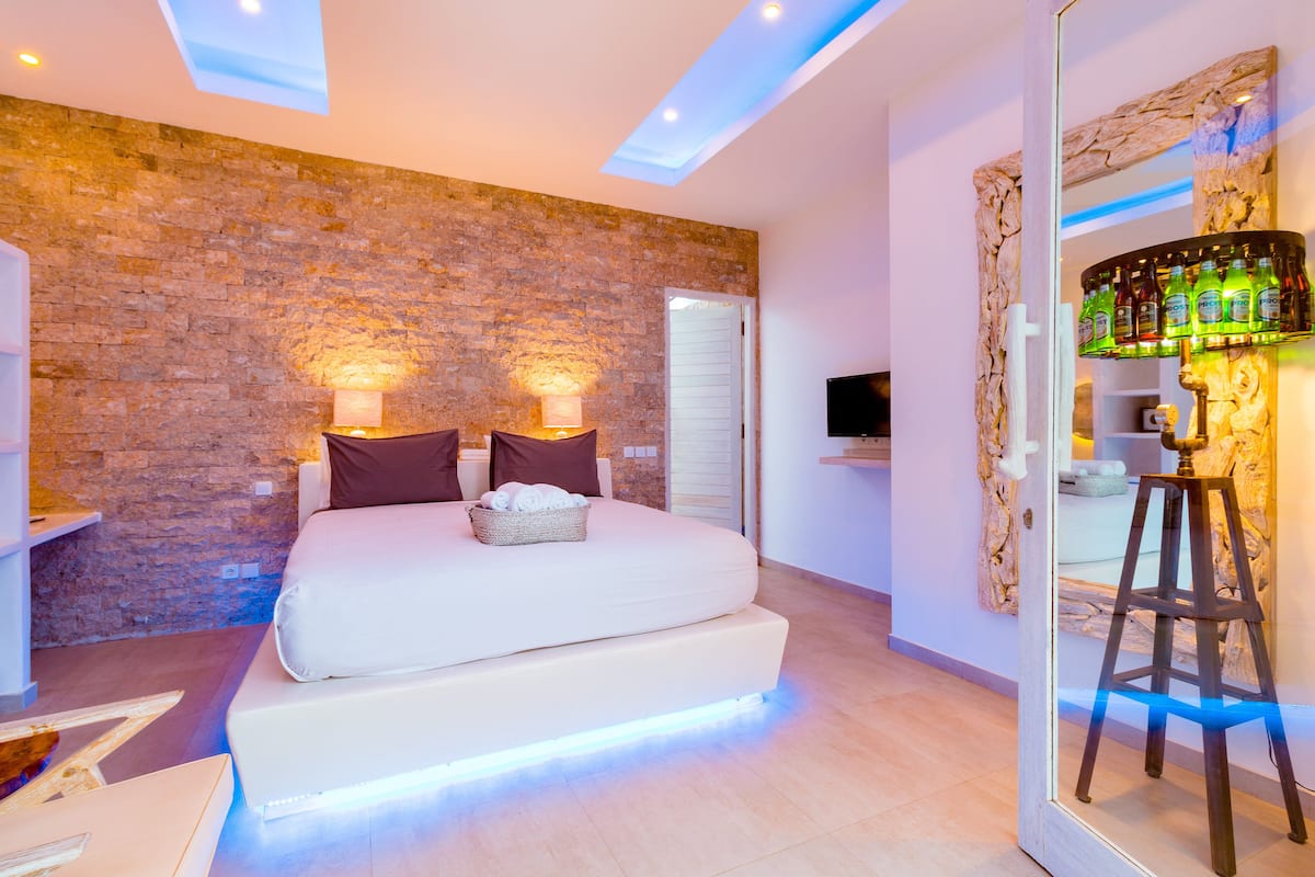 Premium bedding, minibar, in-room safe, desk