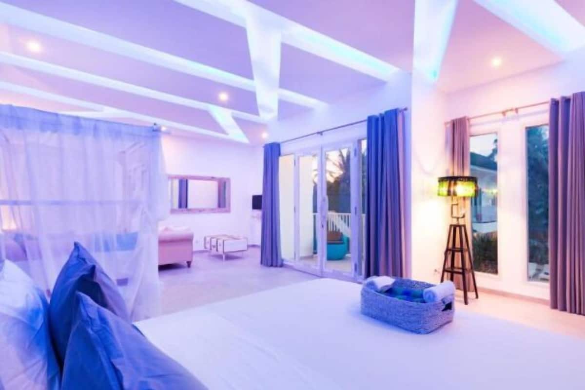 Romantic Suite | Premium bedding, minibar, in-room safe, desk